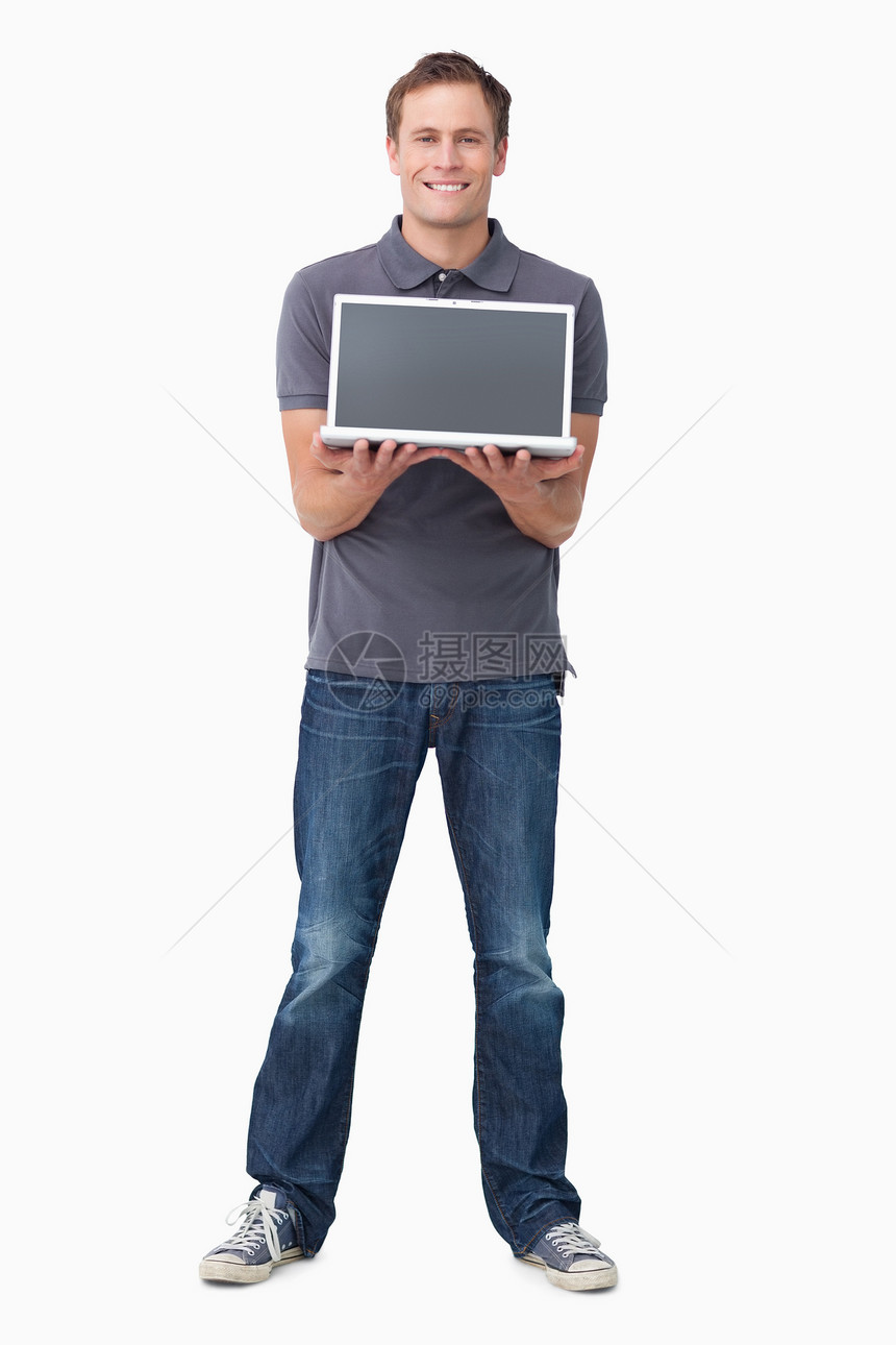微笑的年轻人在看笔记本电脑屏幕图片