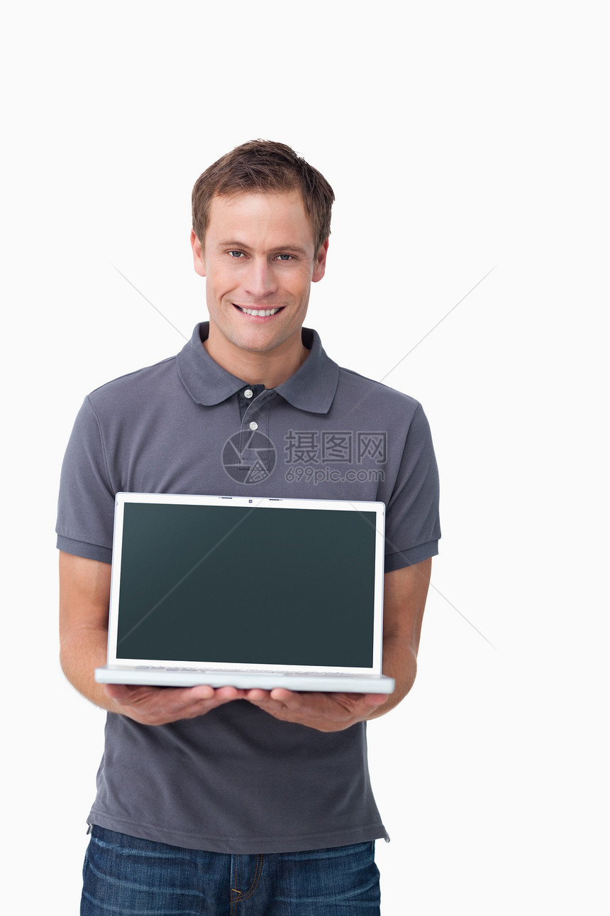 微笑的年轻人展示他的笔记本屏幕图片