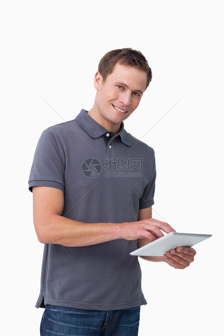 用平板电脑微笑的年轻人图片