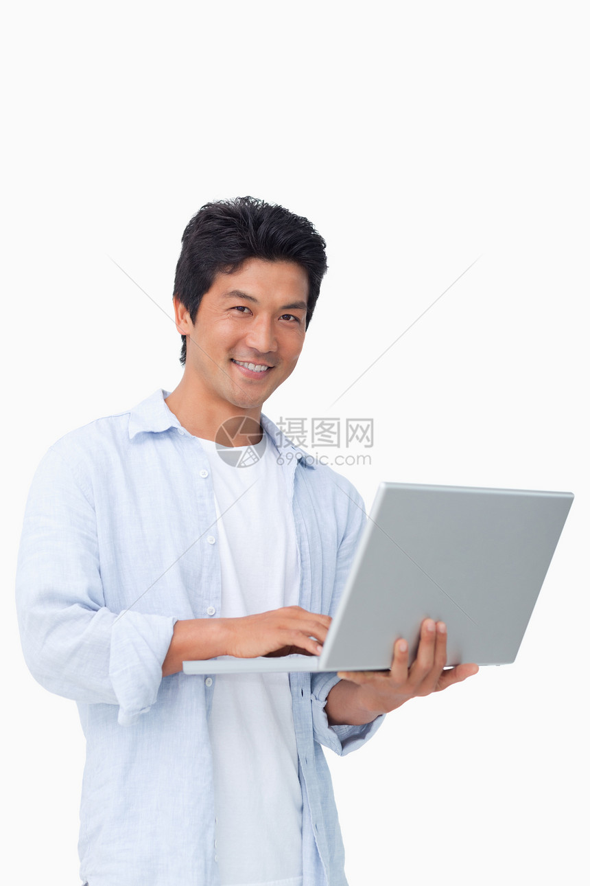 男性带着笔记本电脑微笑图片