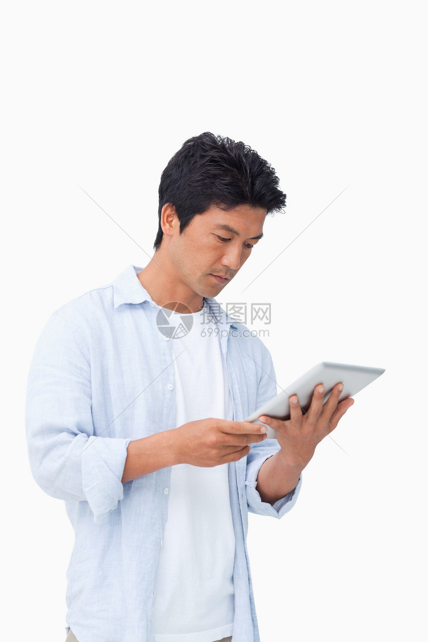 男的看着他的平板电脑图片