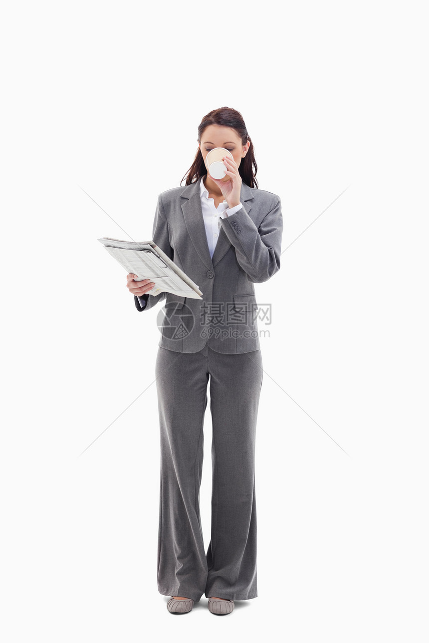 女商务人士喝咖啡和看报纸 妇女饮咖啡 看报纸图片