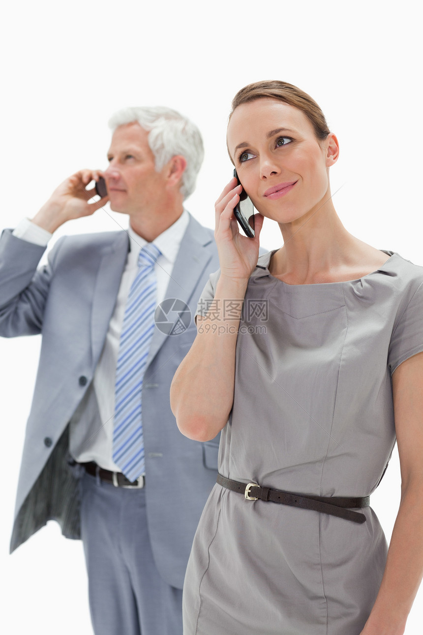 有个女人跟一个白发商务人士打来电话的近身女郎图片