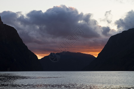 在北纬的fjord 上方的夜视天空海浪水平峡湾海洋多云农村乌云爬坡背景图片