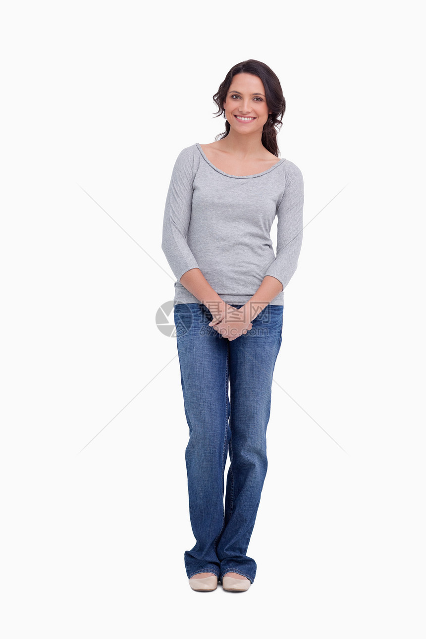 微笑的妇女站立快乐女士幸福白色牛仔裤喜悦工作室图片