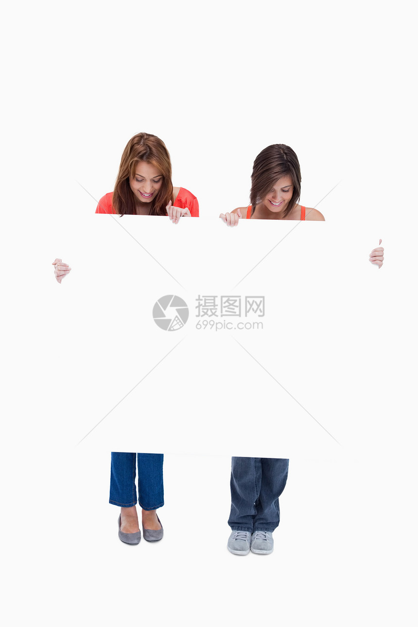 两个少女在看着空白海报时笑着笑着笑图片