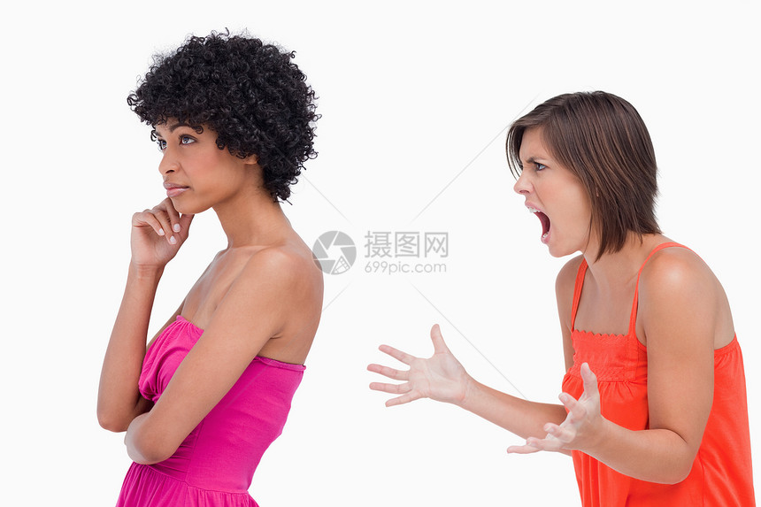 关于两个少女之间争论的侧面观点图片