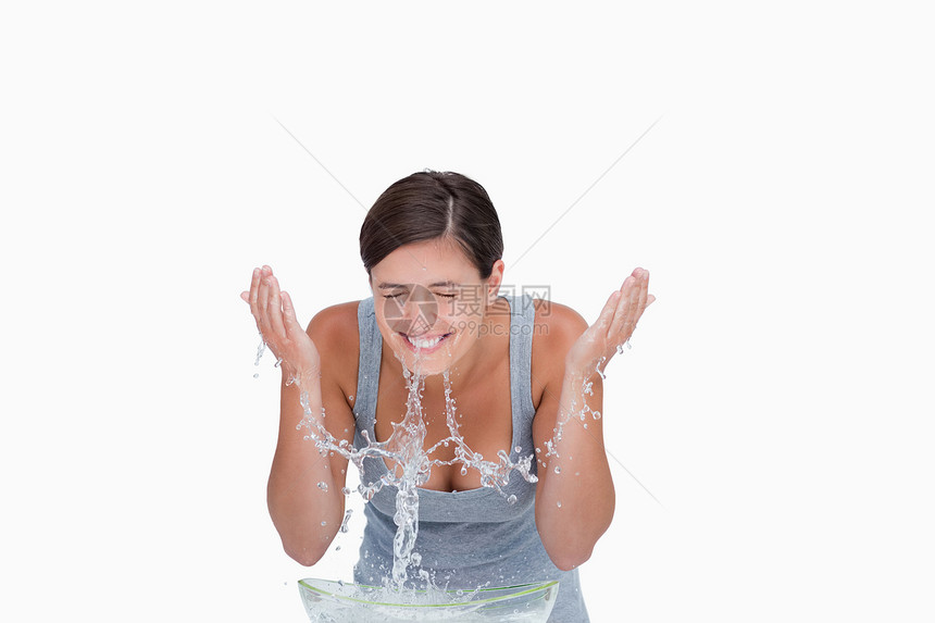 青少年在冲浪时站在一碗水后面图片