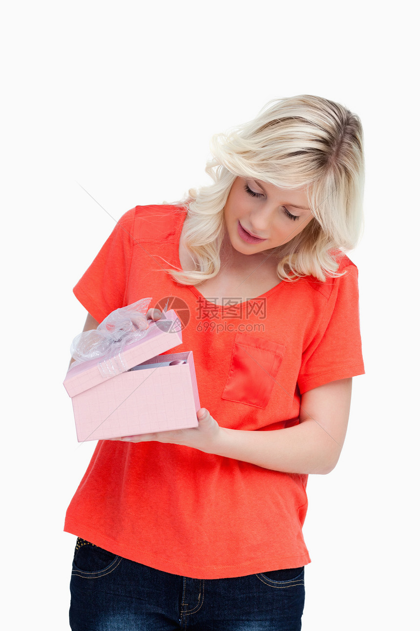 白头发的青少年打开她的礼物图片