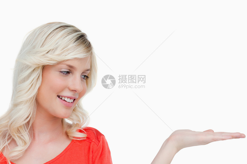微笑的女人看着她的手掌乐趣影棚棕榈手臂手势快乐女孩外表图片