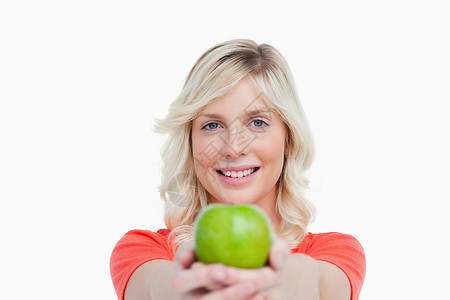 带着美味的绿苹果微笑着的女人背景图片