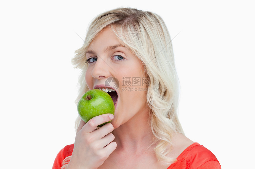 迷人的女人吃着美味的绿苹果图片