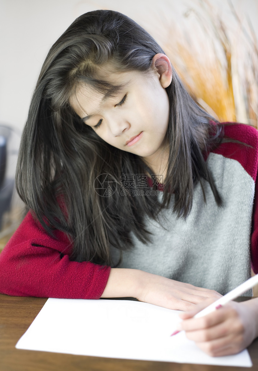 10岁女孩写书或画纸教育学习混血儿孩子左撇子专注混血绘画写作图片