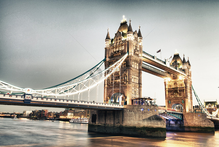塔桥的盛大风景之夜     Lond历史反射石头天空商业纪念碑阳光国家游客地标图片