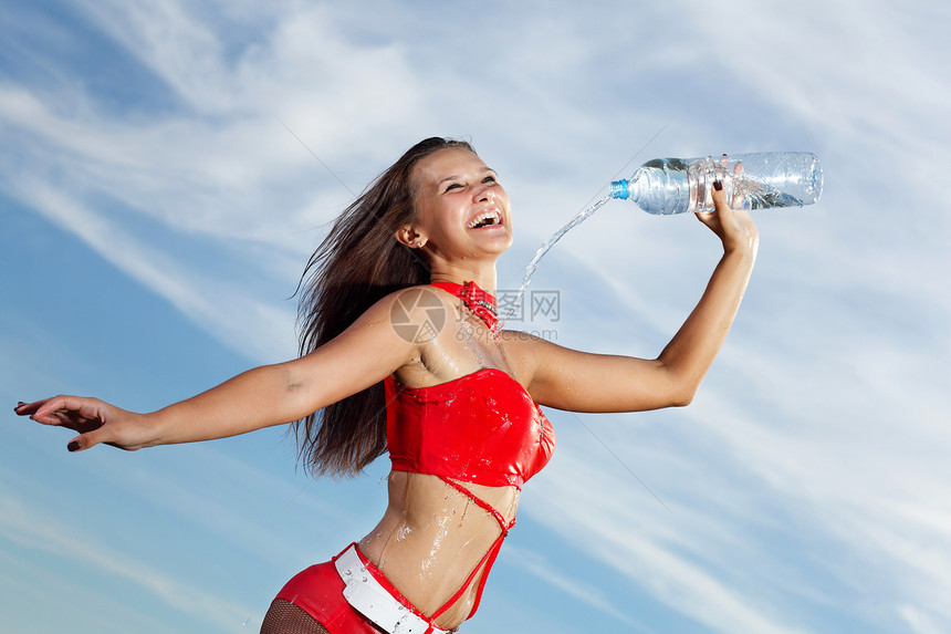 年轻女运动女青年 喝一瓶水运动员瓶子工作室身体锻炼头发女孩健身房赛跑者蓝色图片