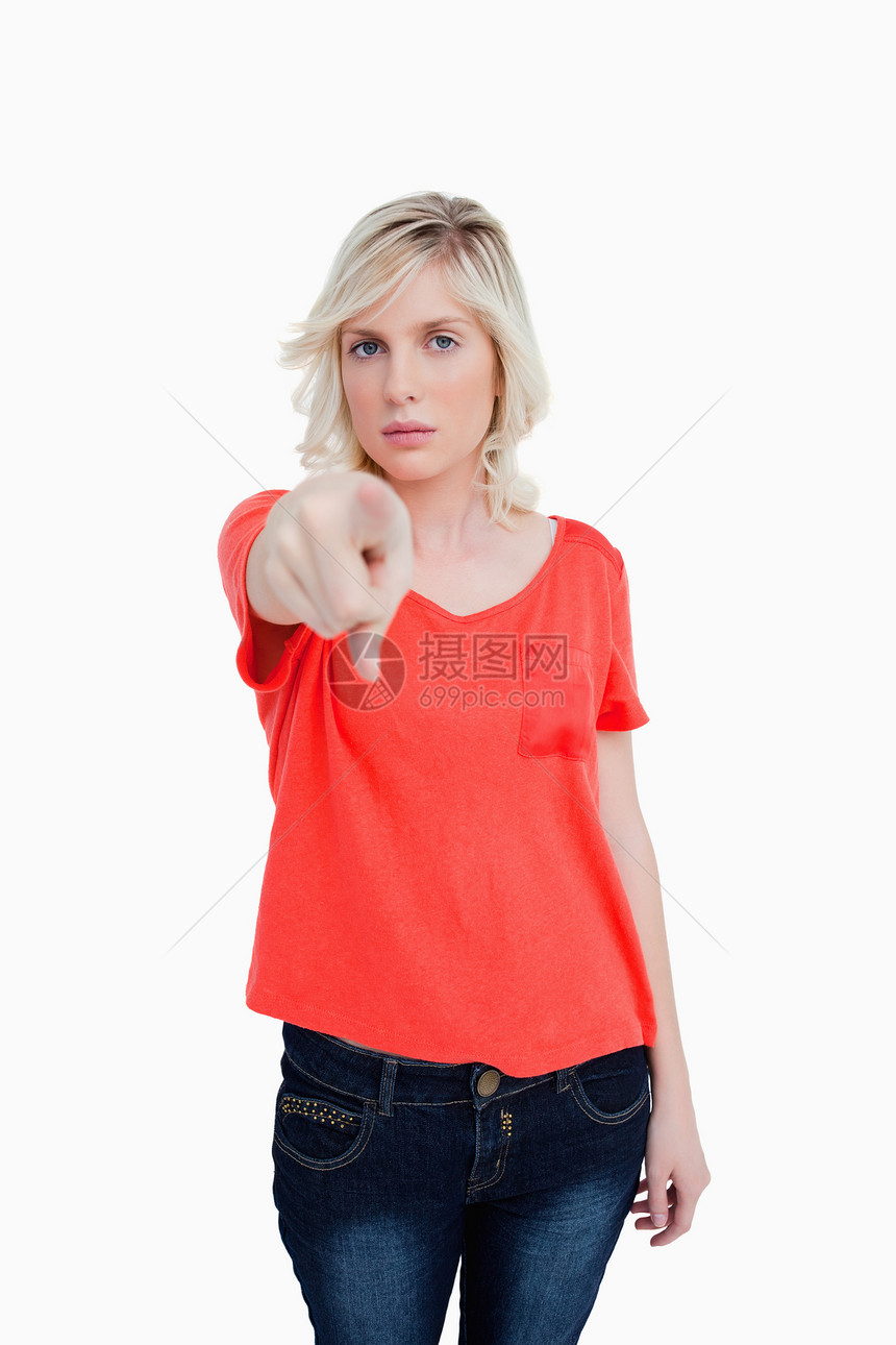 严重金发女人用手指指着她的手指快乐女孩愤怒行动手势外表白色图片