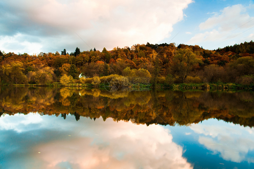 秋季河镜子生态森林池塘风景反射叶子公园全景草地图片