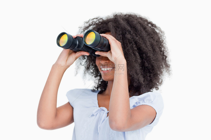 年轻女人透过望远镜看身旁的女青年图片