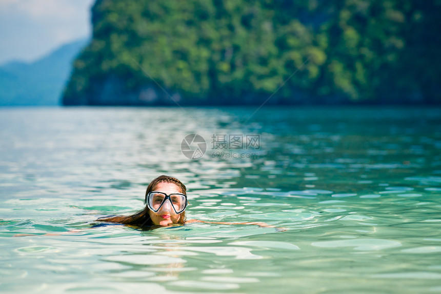 在海中游泳活动假期女孩气候口罩娱乐女士行动成人蓝色图片
