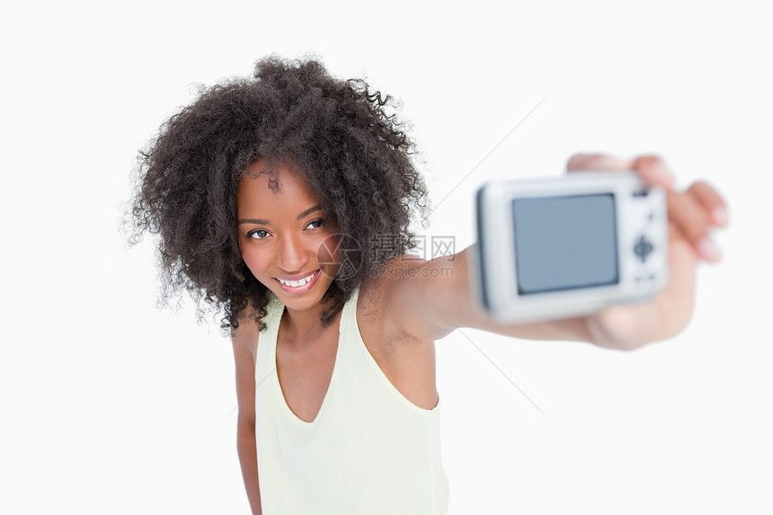 微笑的年轻女子拍她自己的照片图片