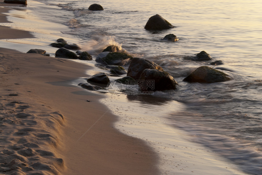 阿伦肖普海岸日落断路器戏剧性镜像岩石海岸线冥想水面橙子牧歌图片