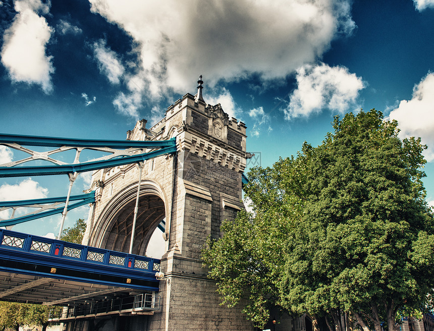 著名的塔桥 在早上早晨 伦敦 英格兰城市地标旗帜历史运输天空国家艺术首都阳光图片