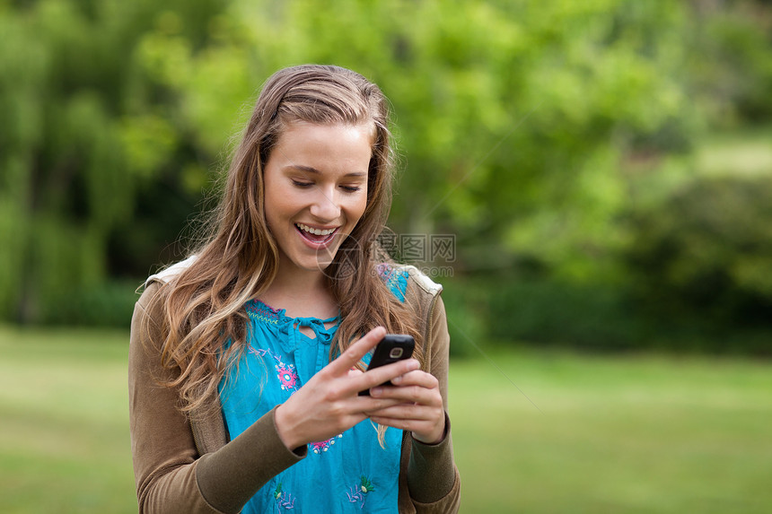 快乐少女在手机上收到短信的幸福少女图片