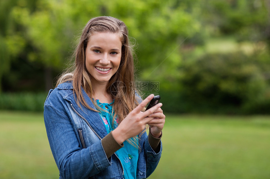 年轻女孩用手机发短信的女青少年图片