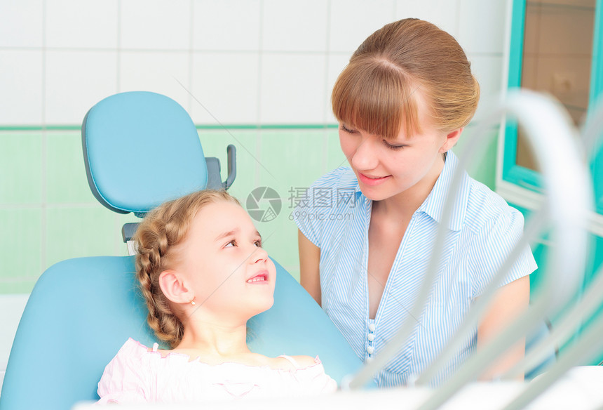 母亲和女儿看牙医牙科幸福工具手术金发孩子医生病人访问外科图片