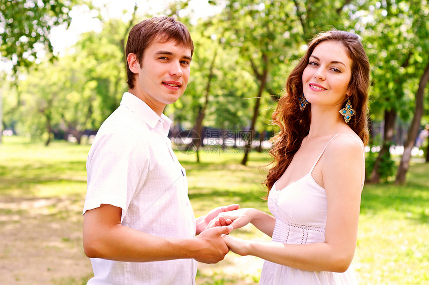 夫妻在公园里握手男性女朋友环境微笑女性小伙子丈夫感情情人家庭图片