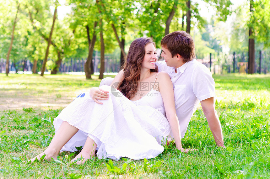 公园里的夫妻情侣男朋友快乐微笑妻子小伙子女朋友情人女士手臂丈夫图片