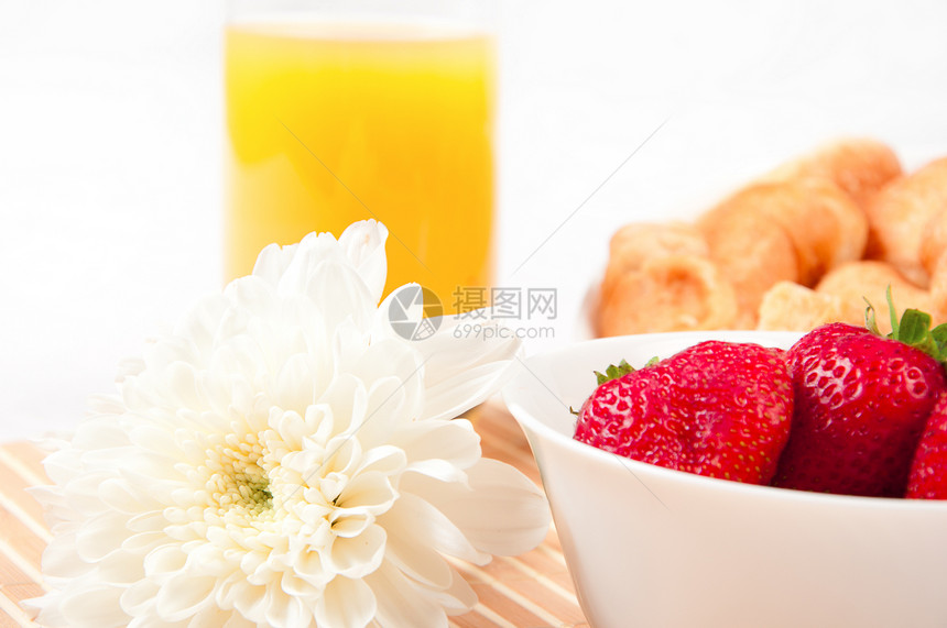 早餐加浆果 橙汁和羊角面包花瓶杯子果汁桌子服务玻璃住宅食物盘子酒店图片