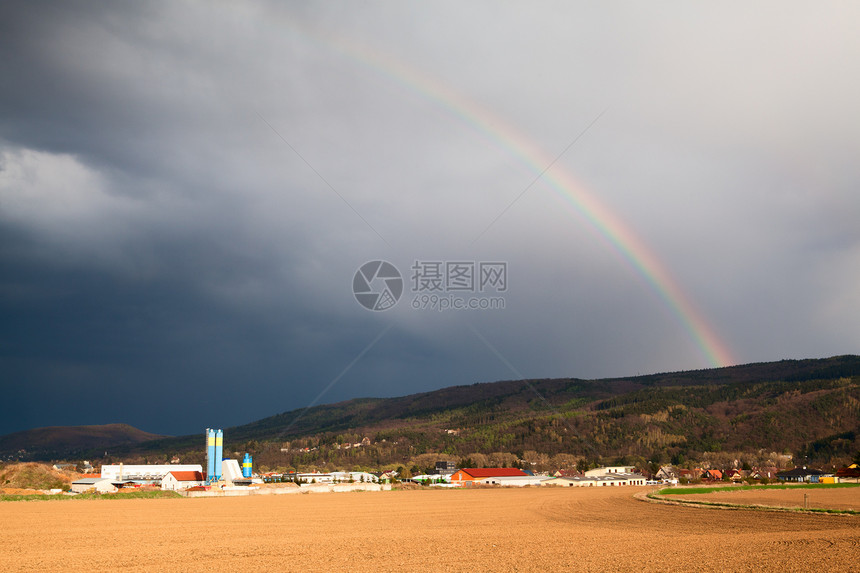 暴风雨前空气季节草地晴天彩虹地平线远景天空自由土地图片