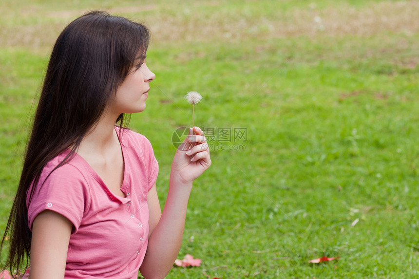 在乡下站着的年轻女子 身持花棚图片