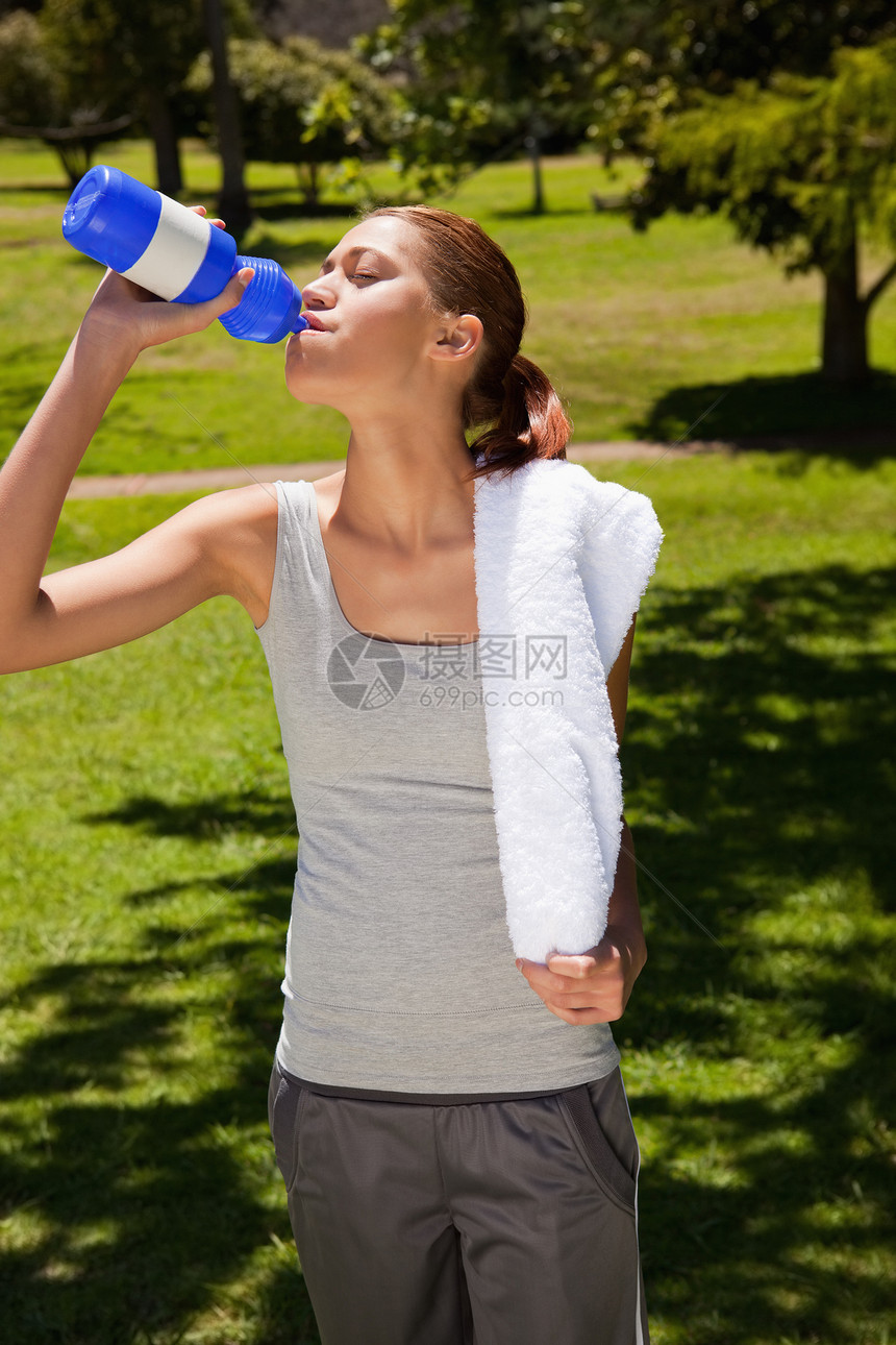 妇女用运动瓶子喝水图片