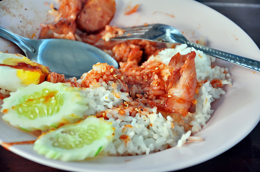 大米上甜食和酸猪肉营养美味洋葱盘子胡椒时间吃饭午餐猪肉食物图片