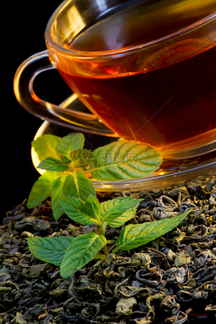 茶叶和薄荷食物棕色庄稼厨房绿色液体杯子茶托玻璃草药图片