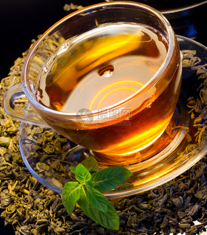 茶叶和薄荷棕色文化金子餐具庄稼液体咖啡杯黑色红色商业图片