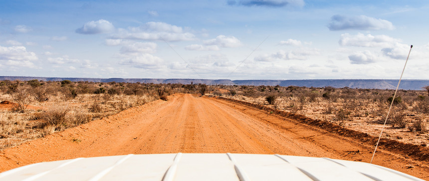 肯尼亚的大草原风景橙子卡车天空衬套公园国家阴影车辆图片
