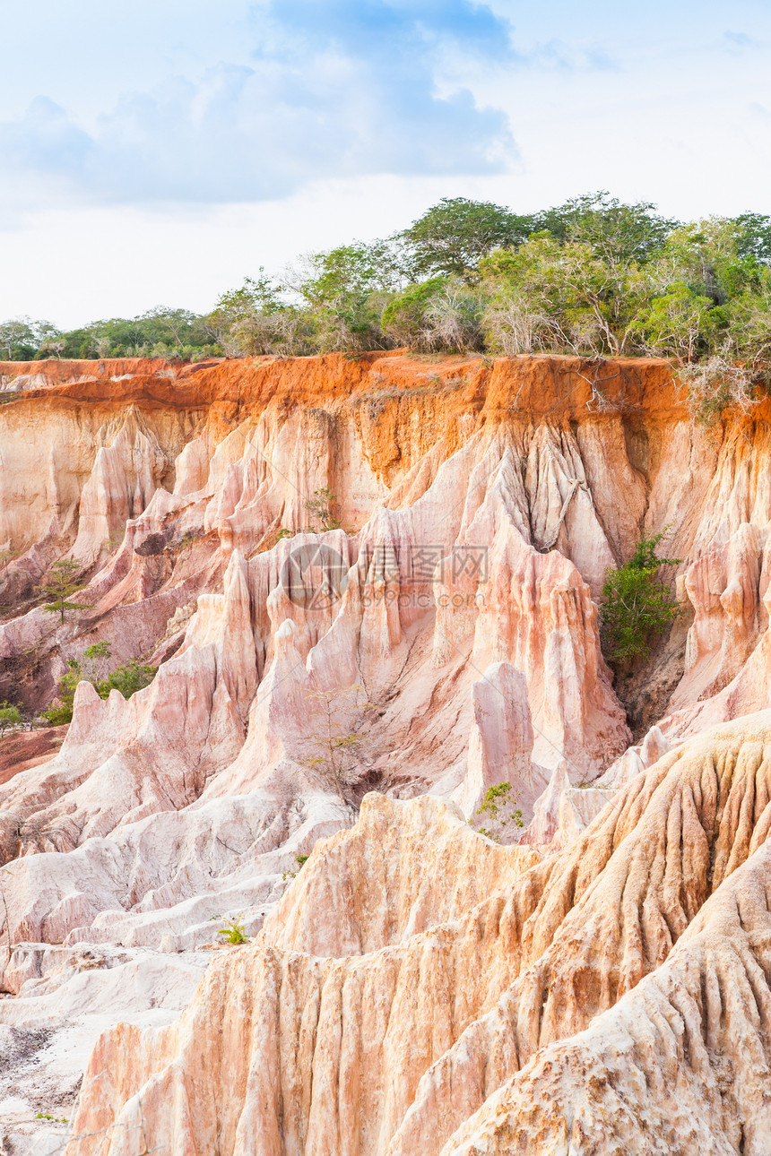 肯尼亚蓝色悬崖风景国家岩石橙子荒野天空砂岩编队图片