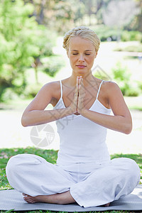 处于瑜伽姿势的放松的女人背景图片