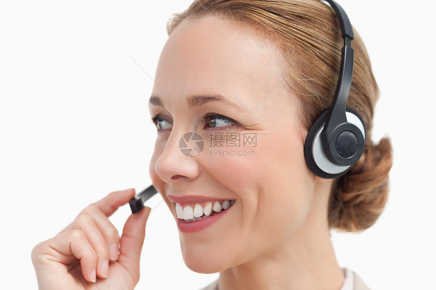 特写一个商业女商务人士 用耳机说话图片