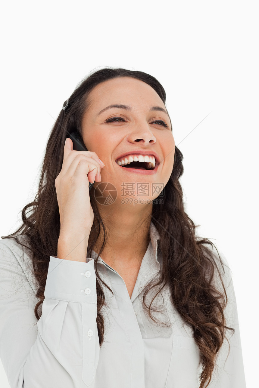 美丽的黑发美女在打电话时大笑图片