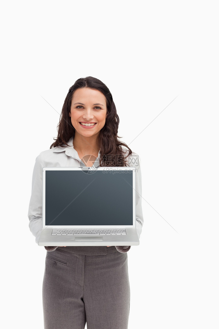 显示笔记本电脑屏幕时微笑的黑发男子站立图片