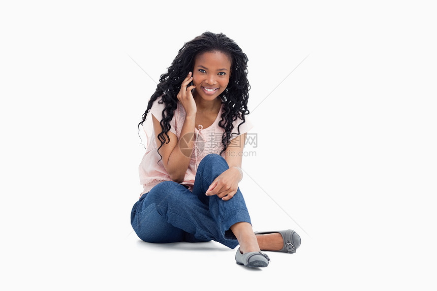 一个女人对坐在地板上的摄影机笑着说着话图片