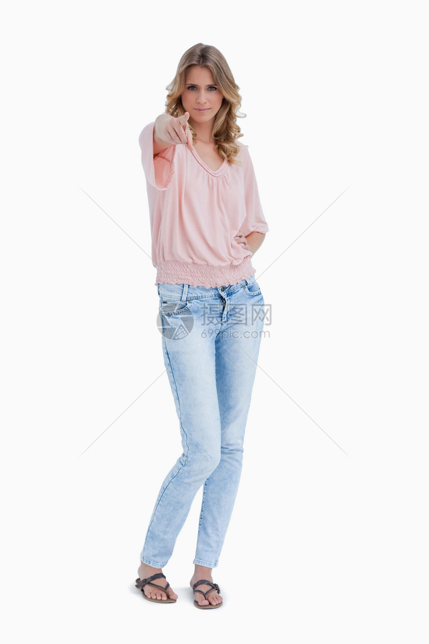 一个女人站着对着镜头指着镜头图片