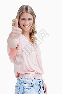 一个金发女人 拿着拇指在镜头前微笑的金发女人背景图片