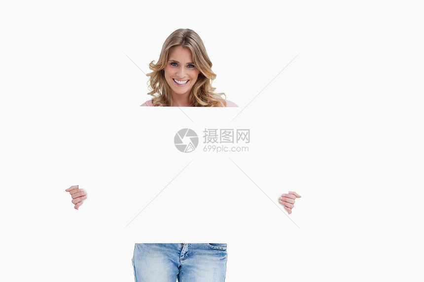 一个女人笑着拿着白色标牌图片