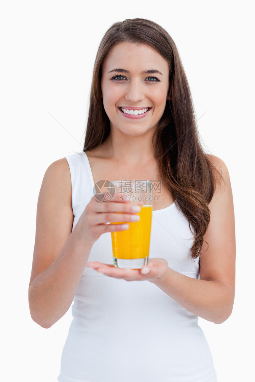 拿着一杯橙汁的笑女人女性外表橙子玻璃影棚内衣快乐微笑果汁图片