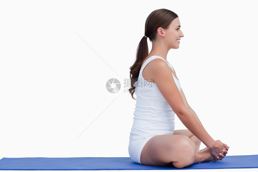 坐在瑜伽垫子上的布朗特女人图片
